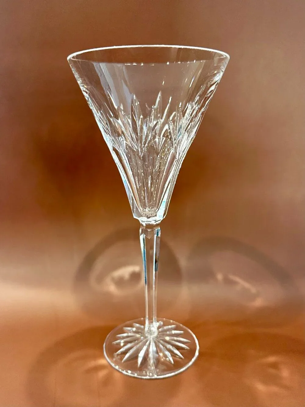 Waterford Crystal Ashleigh (Cut Starburst Foot) - Water Goblet - 8 1/4